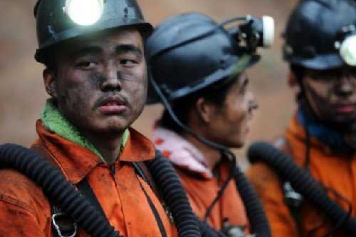 В Китае спасатели достали на поверхность шахтеров, которые провели под землей 36 дней В Китае спасатели достали на поверхность шахтеров, которые провели под землей 36 дней