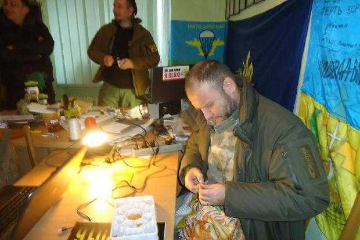 Дмитрий Ярош начал вышивать бисером