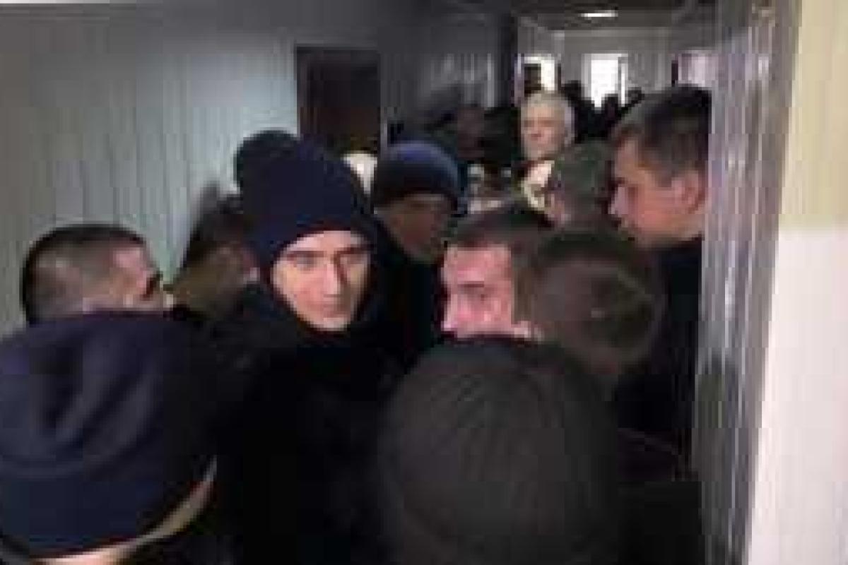 В Киеве экс-бойцы "Торнадо" штурмуют суд В Киеве экс-бойцы "Торнадо" штурмуют суд