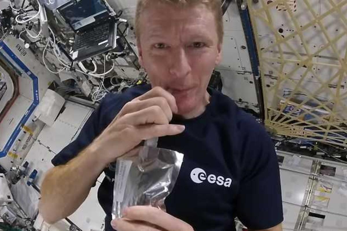 Астронавты показали, как заварить кофе в невесомости