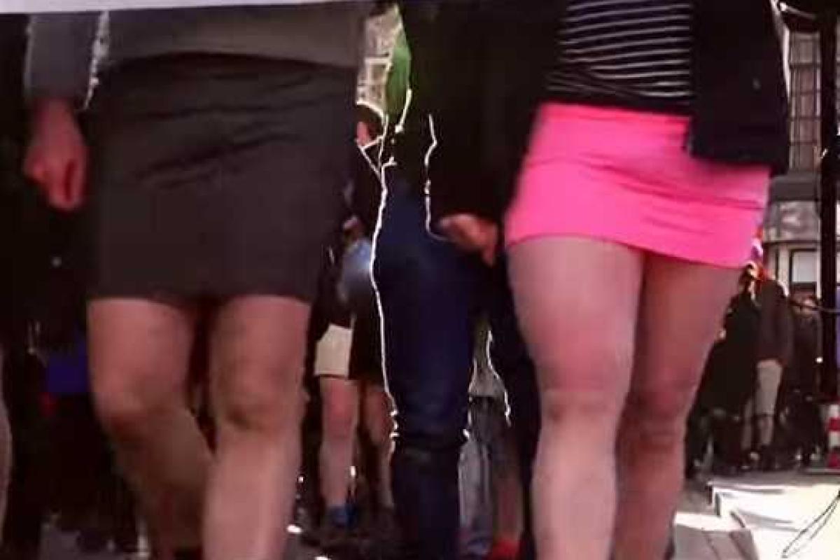 Мужчины Амстердама надели мини-юбки в знак протеста против насилия над женщинами