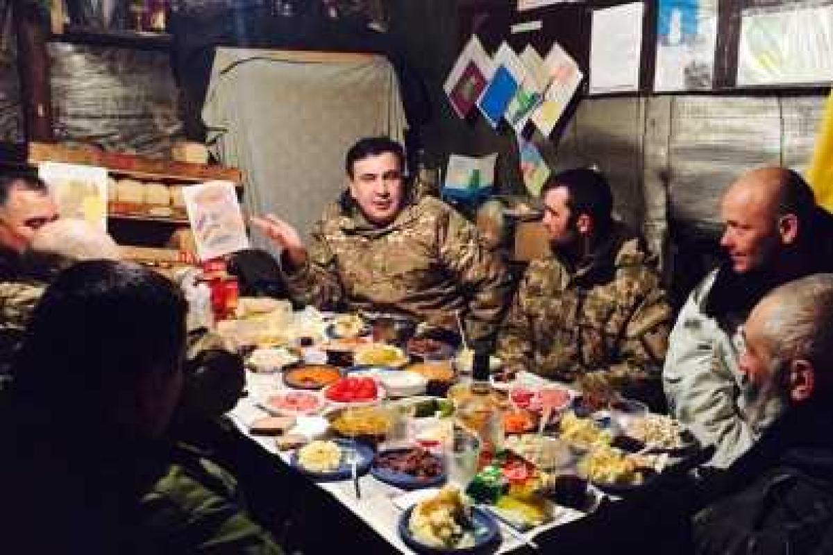 Саакашвили встретил Новый год в зоне АТО с украинскими военными Саакашвили встретил Новый год в зоне АТО с украинскими военными