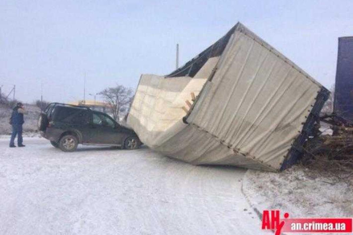 В Крыму многотонная фура упала на автомобиль В Крыму многотонная фура упала на автомобиль