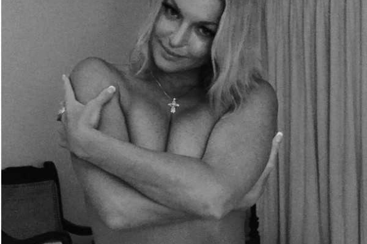 Анастасия Волочкова спрятала "знаменитые" ноги и решила показать грудь