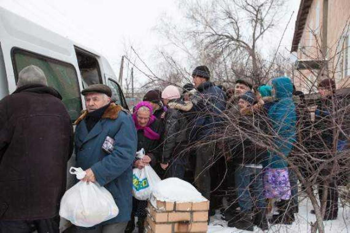 В Донецке в очереди за гуманитаркой умер мужчина В Донецке в очереди за гуманитаркой умер мужчина