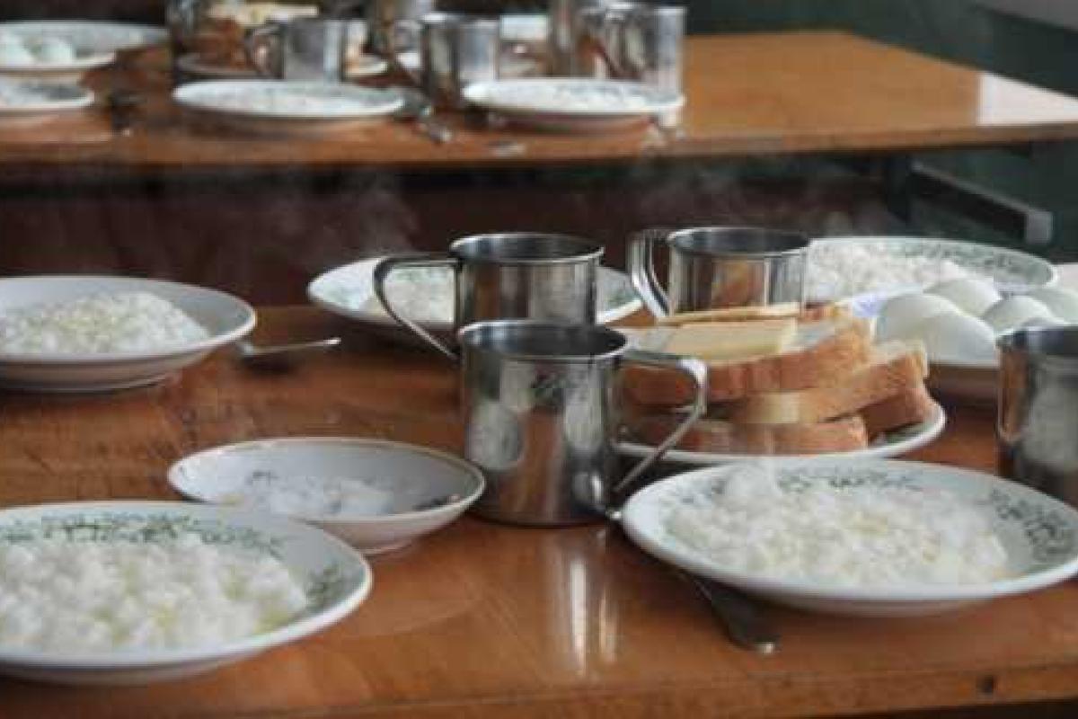 В школьной столовой Самары бедных детей отсадили от богатых В школьной столовой Самары бедных детей отсадили от богатых