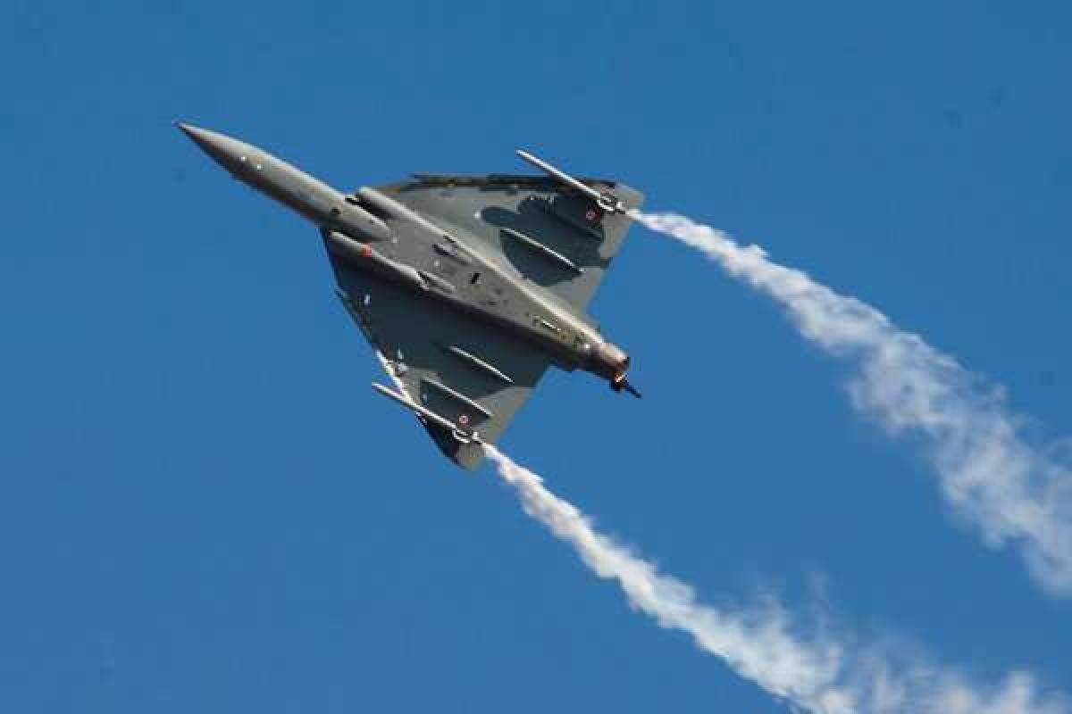 В Индии самолет случайно сбросил пять бомб