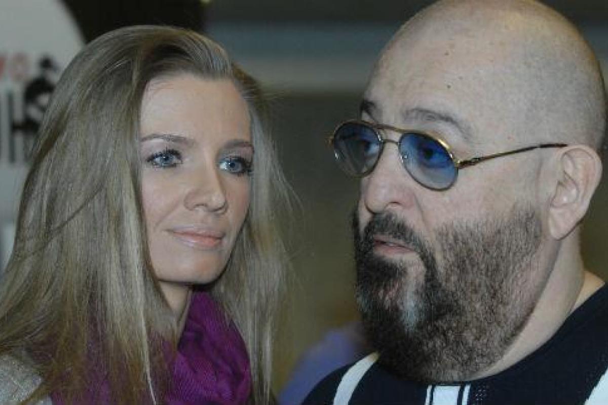 Известный российский певец через полгода после смерти жены закрутил роман с танцовщицей Известный российский певец через полгода после смерти жены закрутил роман с танцовщицей