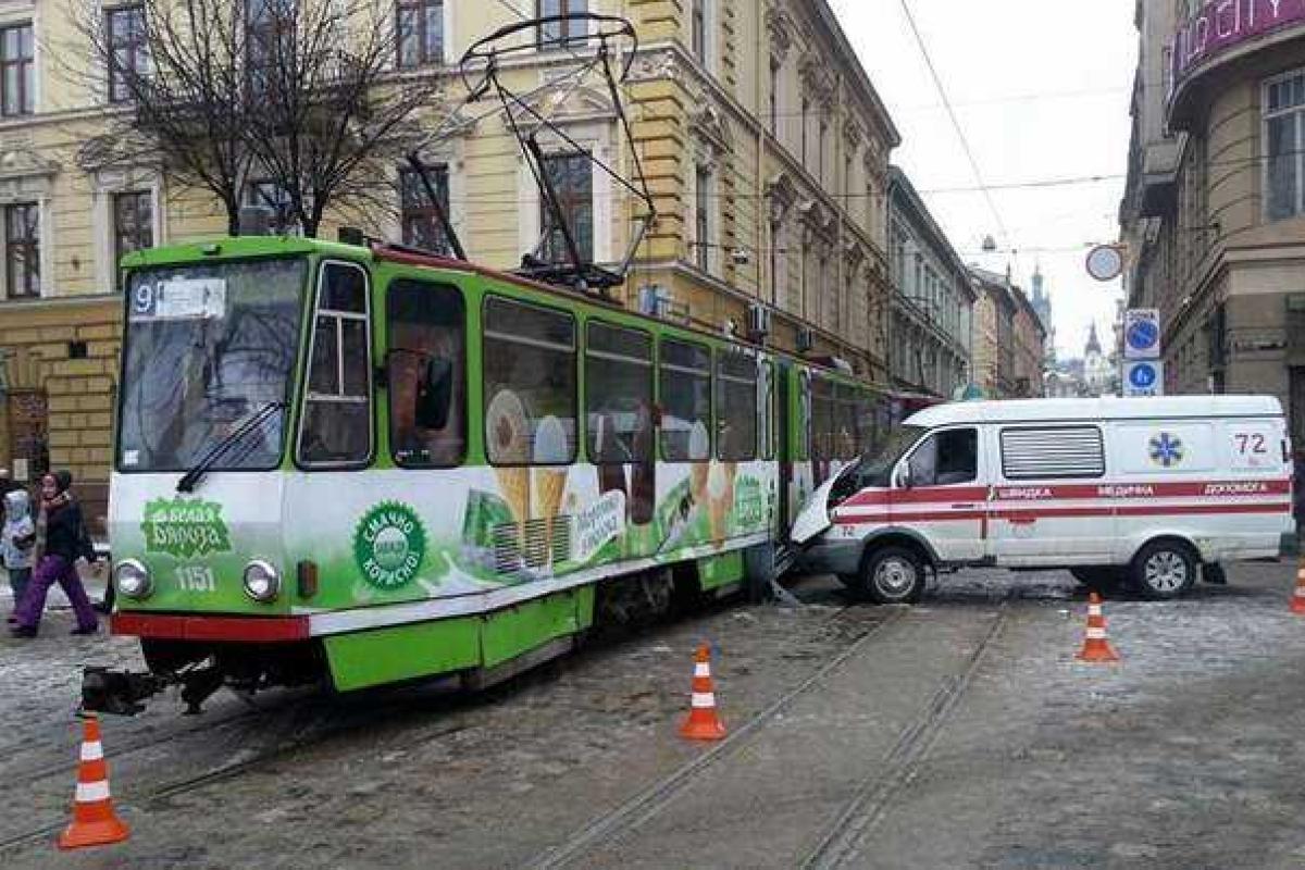 Во Львове автомобиль «скорой» влетел в трамвай Во Львове автомобиль «скорой» влетел в трамвай