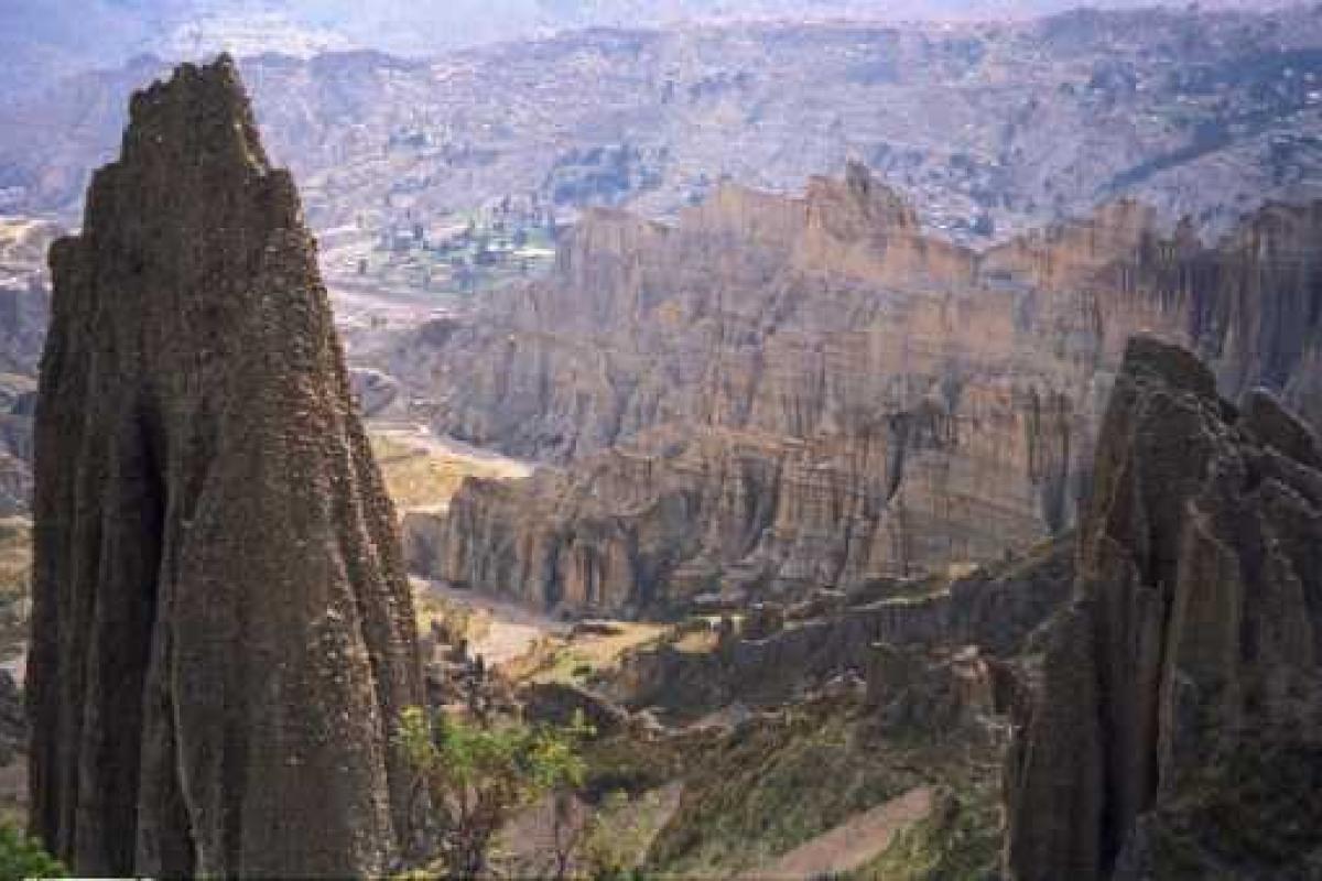 В Боливии автобус с музыкантами рухнул в пропасть