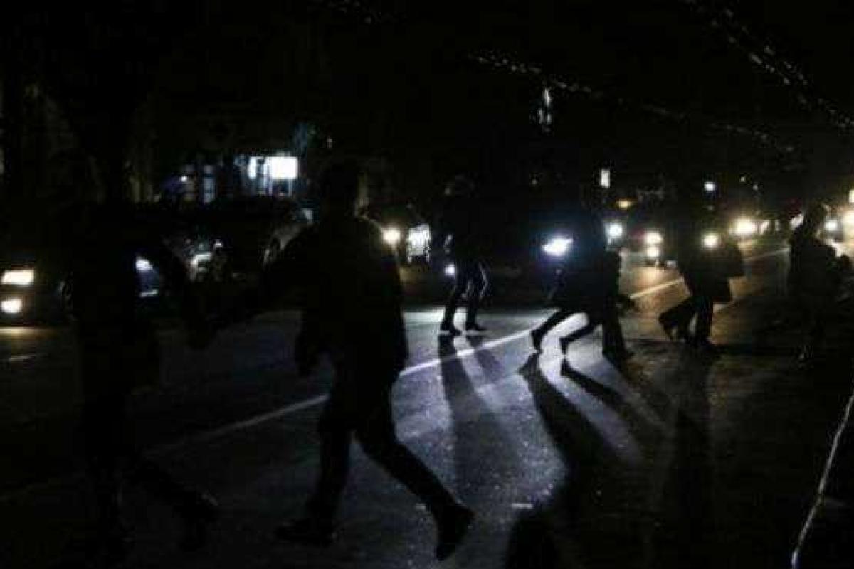 Жители Севастополя пожаловались, что уже вторую новогоднюю ночь проводят без света Жители Севастополя пожаловались, что уже вторую новогоднюю ночь проводят без света