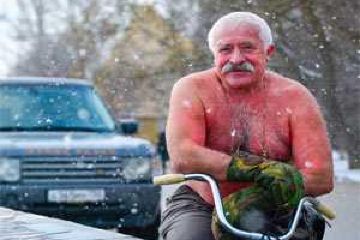 По зимнему Крыму на велосипеде ездит мужчина в одних шортах, крымчане думают: Якубович