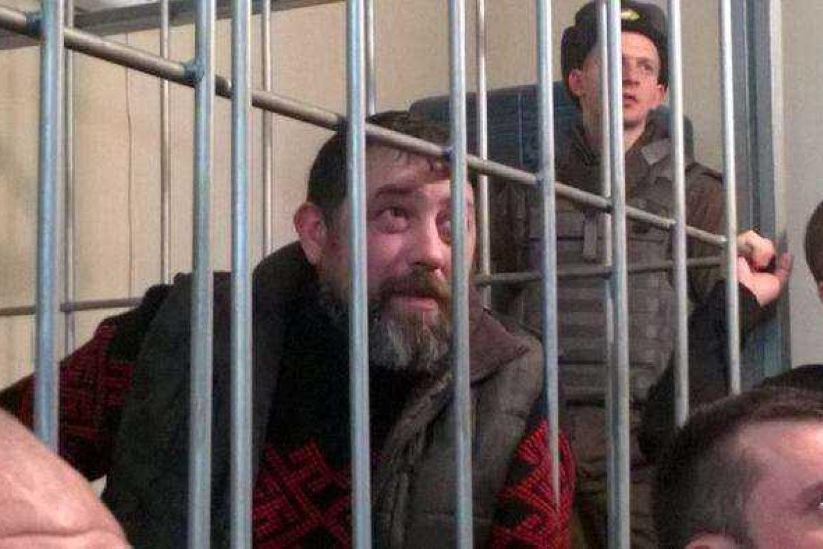 Парасюк метнул в голову прокурору бутылку и стакан с водой