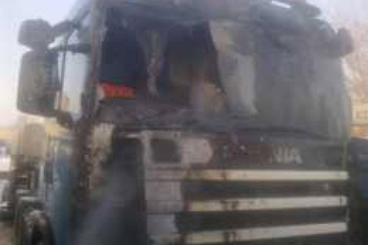 Столичные пожарные потушили горящий грузовик Столичные пожарные потушили горящий грузовик