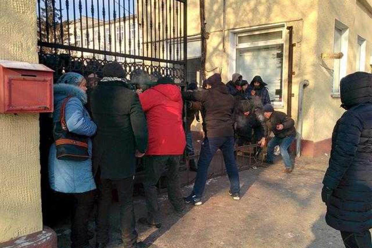 На территории кондитерской фабрики "Житомирські ласощі" погромы: одному человеку проломили голову