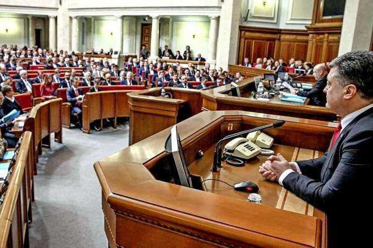 Из президентской фракции вышел депутат Чумак