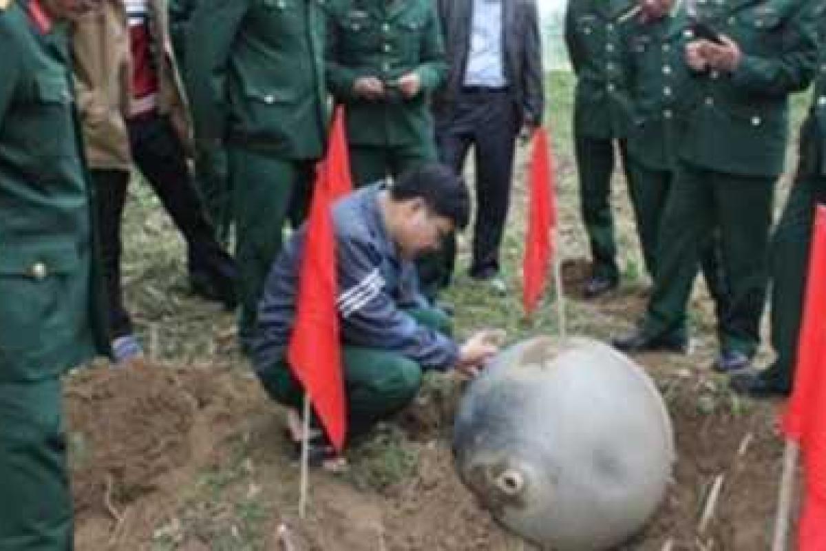 Во Вьетнаме найдены три металлических шара, упавшие с неба