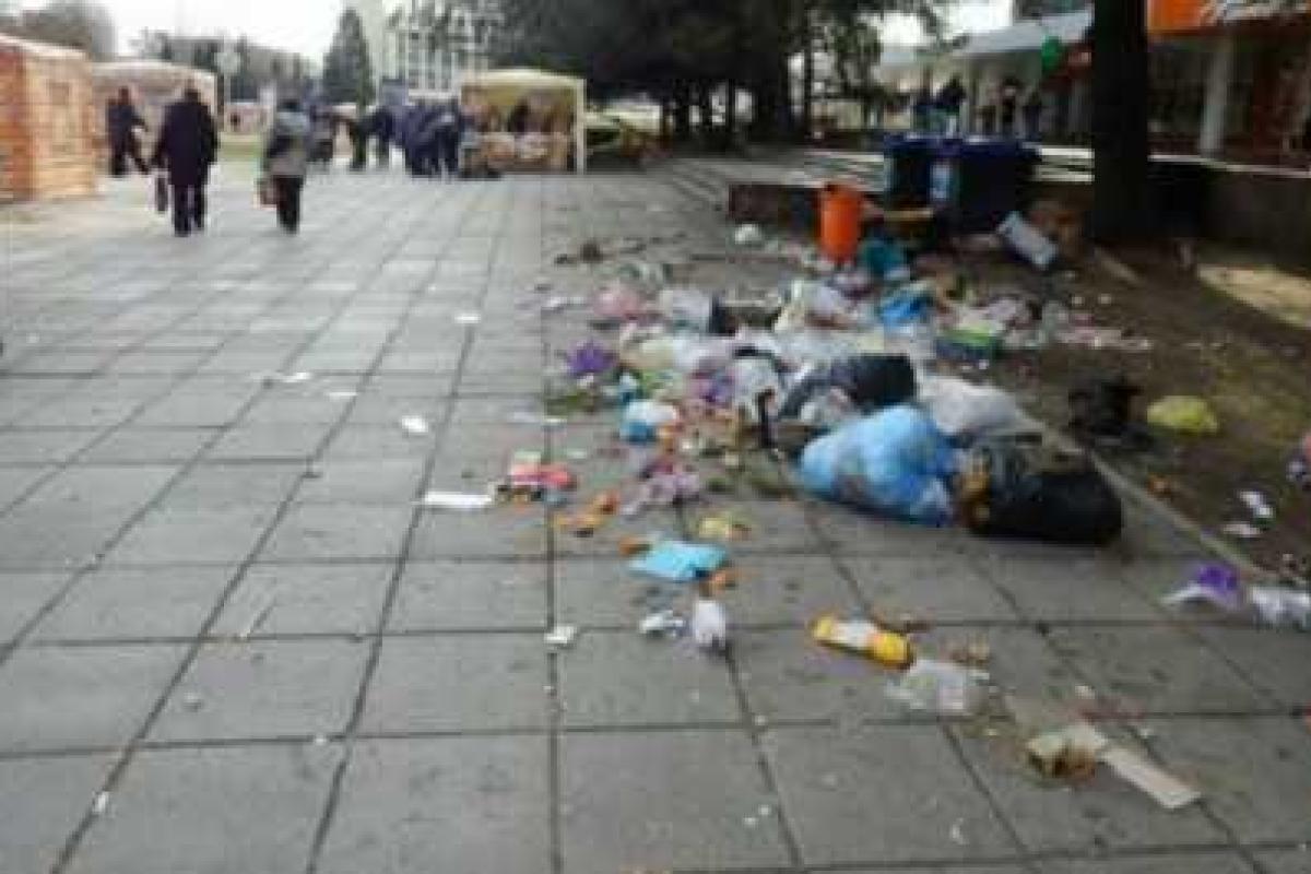 Ялта тонет в мусоре, пока коммунальщики пьют шампанское Ялта тонет в мусоре, пока коммунальщики пьют шампанское