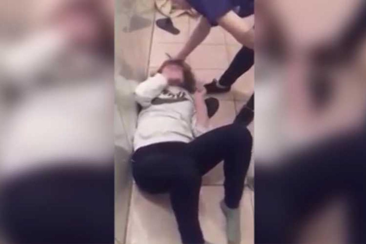 В России студентки жестоко избили девушку из-за несуществующих вшей (18+)