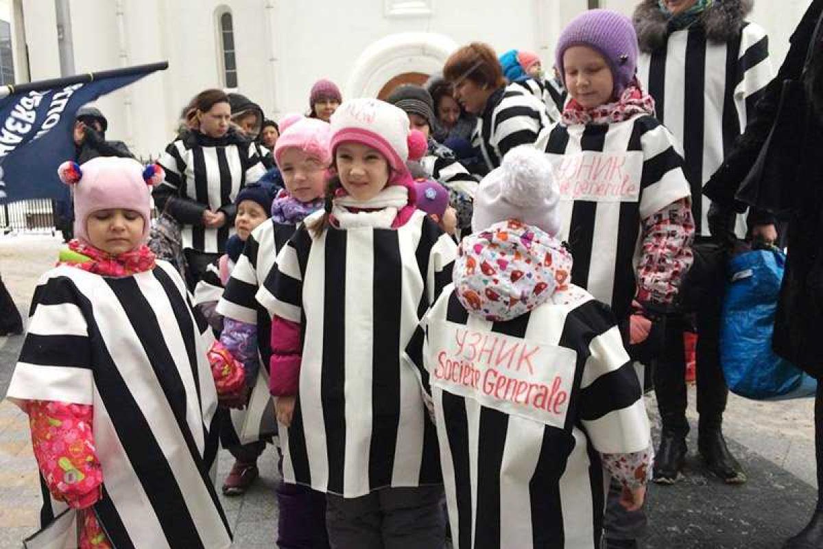 Валютные заемщики привели детей в тюремных робах к офису банка «ДельтаКредит» в Москве