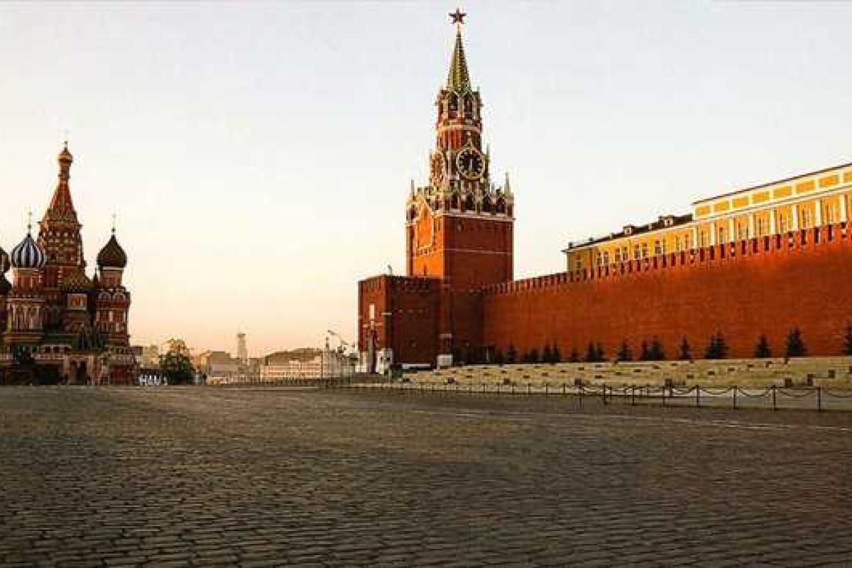 В Москве всех выгнали с Красной Площади. Из Кремля выехала реанимация