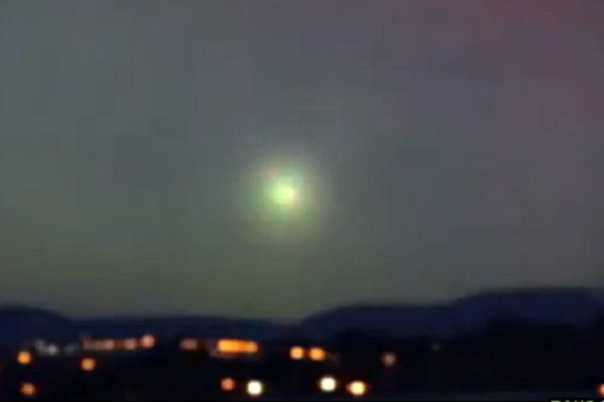 Жители австралийского города увидели портал пришельцев. Видео