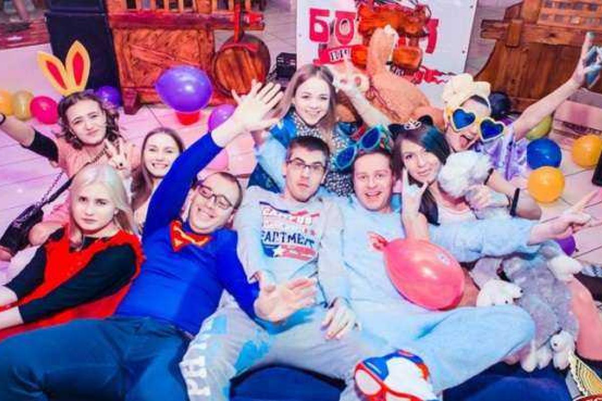 Захарченко не зря переживает "о нравственности": в Донецке прошла «пижамная вечеринка» с обнаженкой (18+) Захарченко не зря переживает "о нравственности": в Донецке прошла «пижамная вечеринка» с обнаженкой (18+)