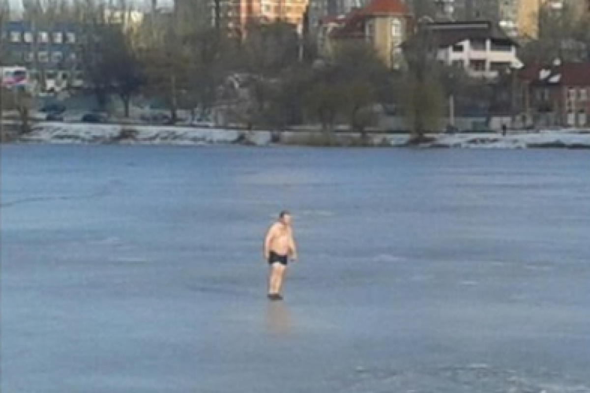 В центре Донецка голый мужчина гулял по замерзшему Кальмиусу