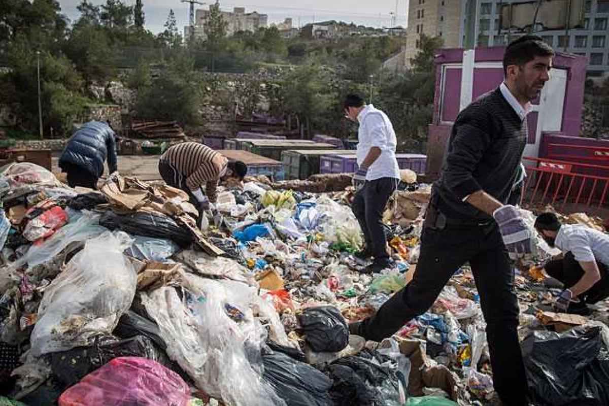 В Иерусалиме толпа людей устроила давку на свалке из-за бриллиантового кольца стоимостью в несколько тысяч долларов В Иерусалиме толпа людей устроила давку на свалке из-за бриллиантового кольца стоимостью в несколько тысяч долларов