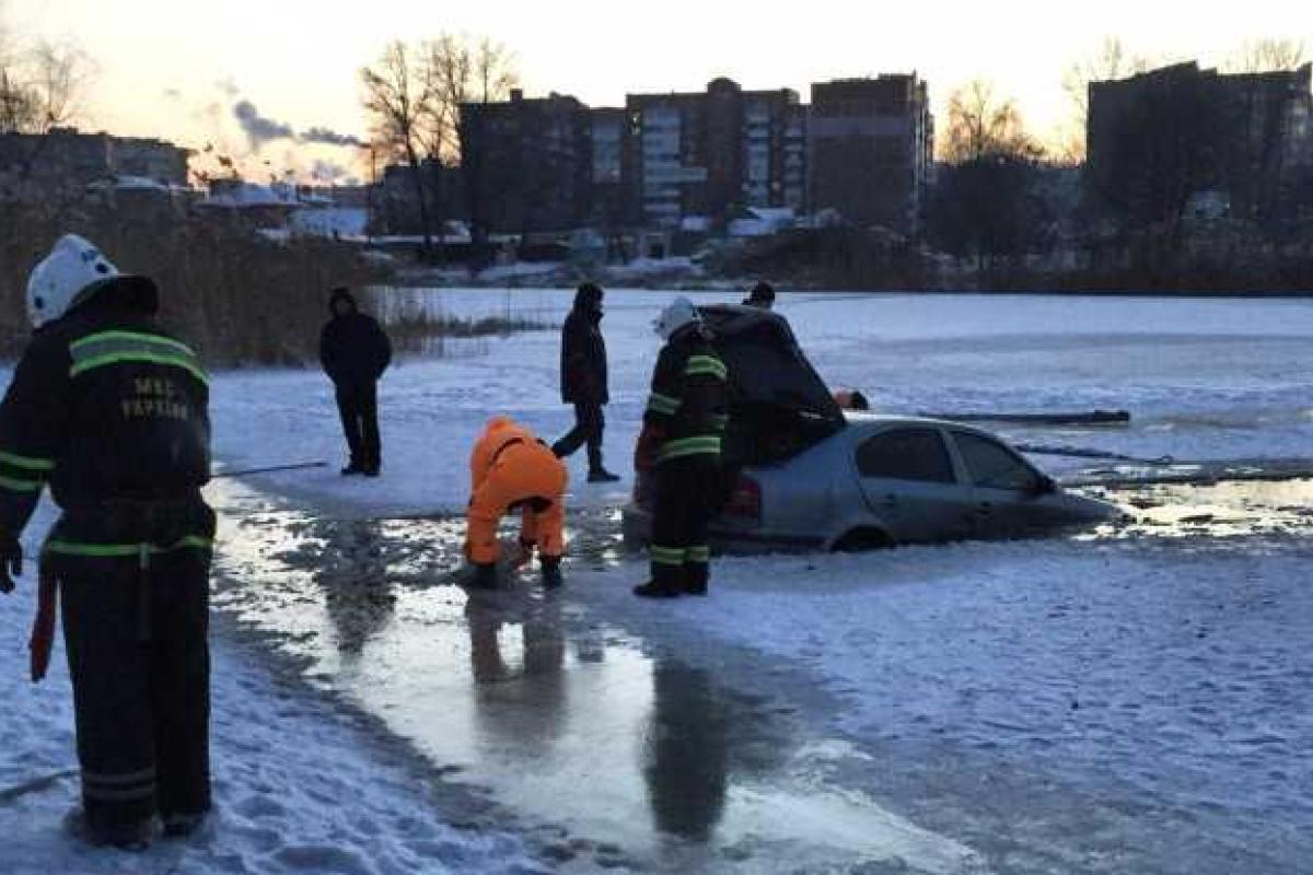 В Полтаве водитель решил покататься по тонкому льду и чудом остался жив В Полтаве водитель решил покататься по тонкому льду и чудом остался жив