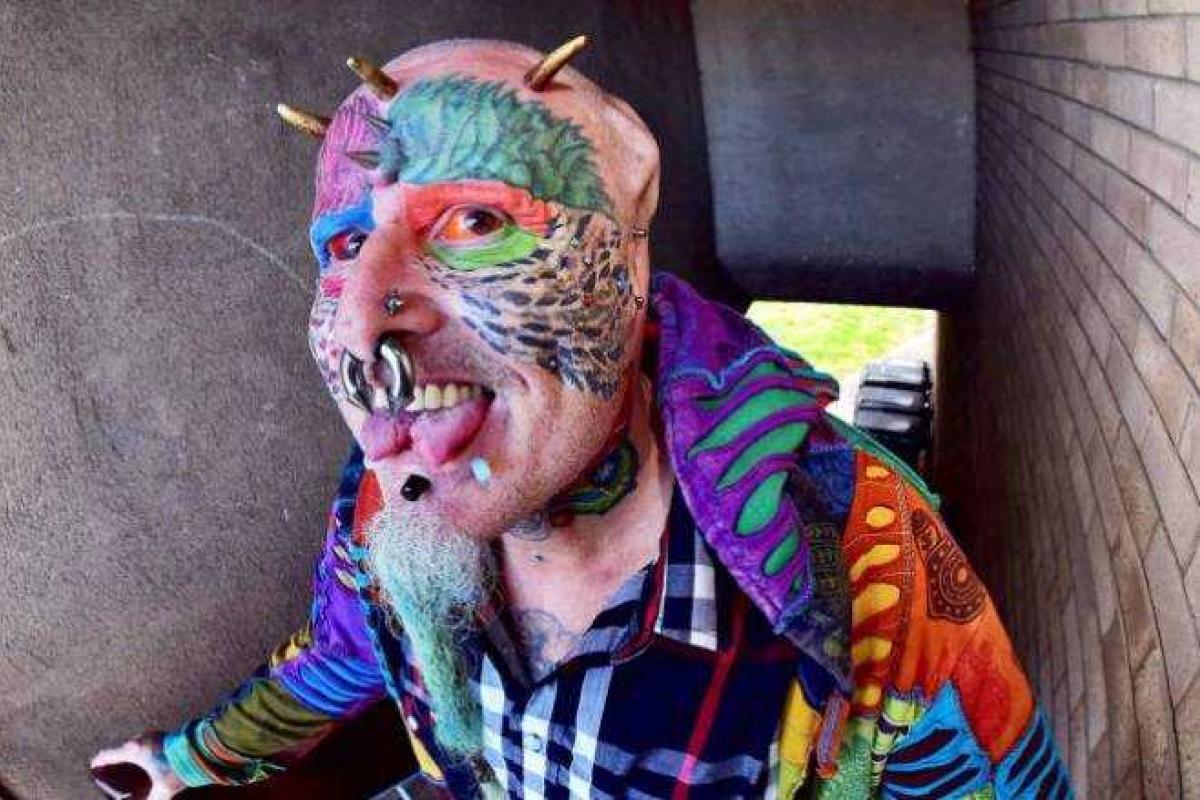 Фанат попугаев лишил себя ушей