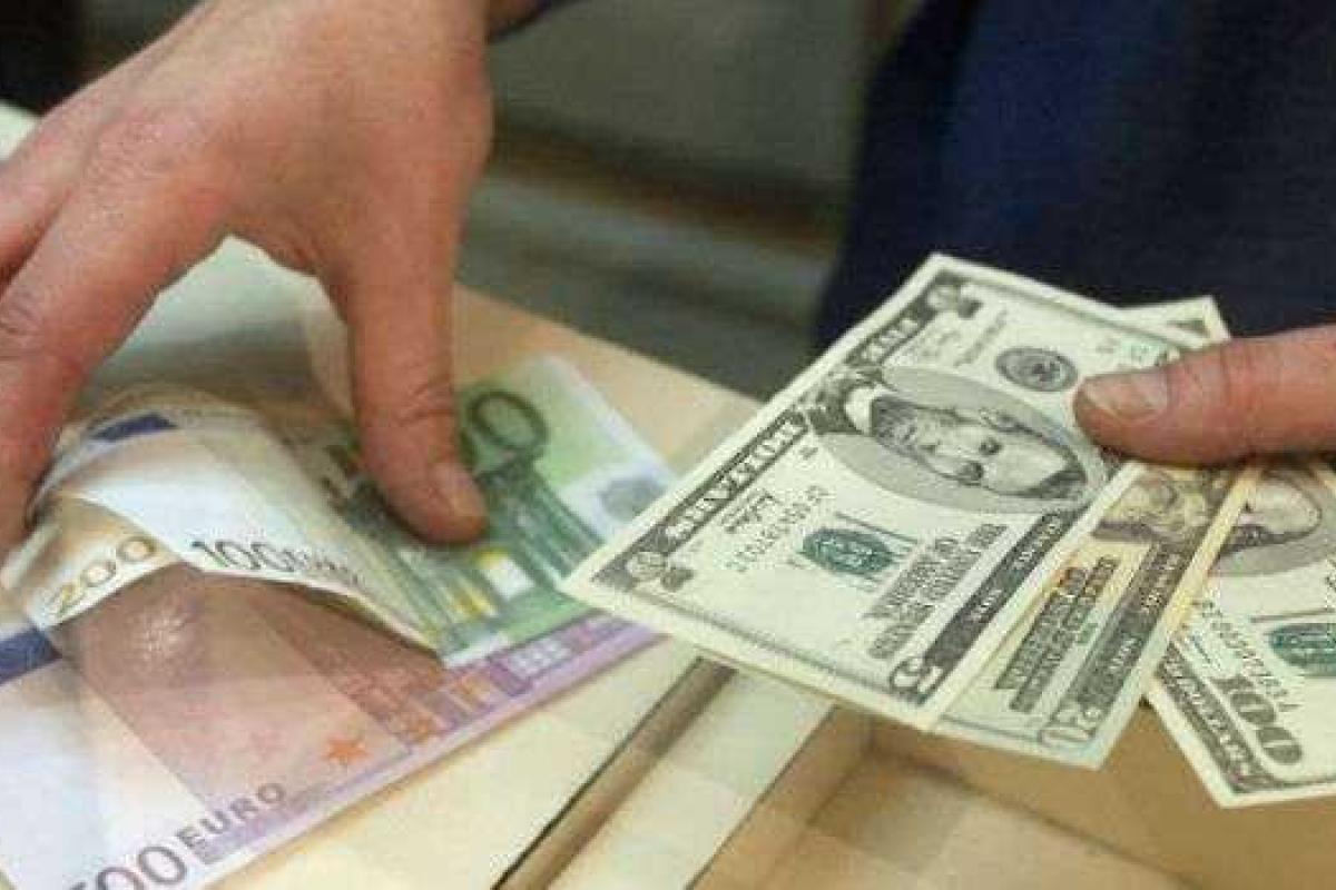 Депутат рассказал, кто зарабатывает на курсе гривны