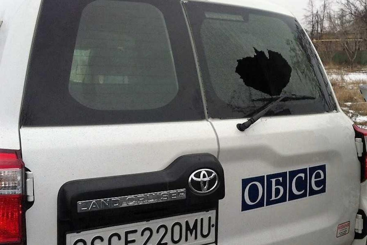 Машину ОБСЕ обстреляли возле Марьинки Машину ОБСЕ обстреляли возле Марьинки