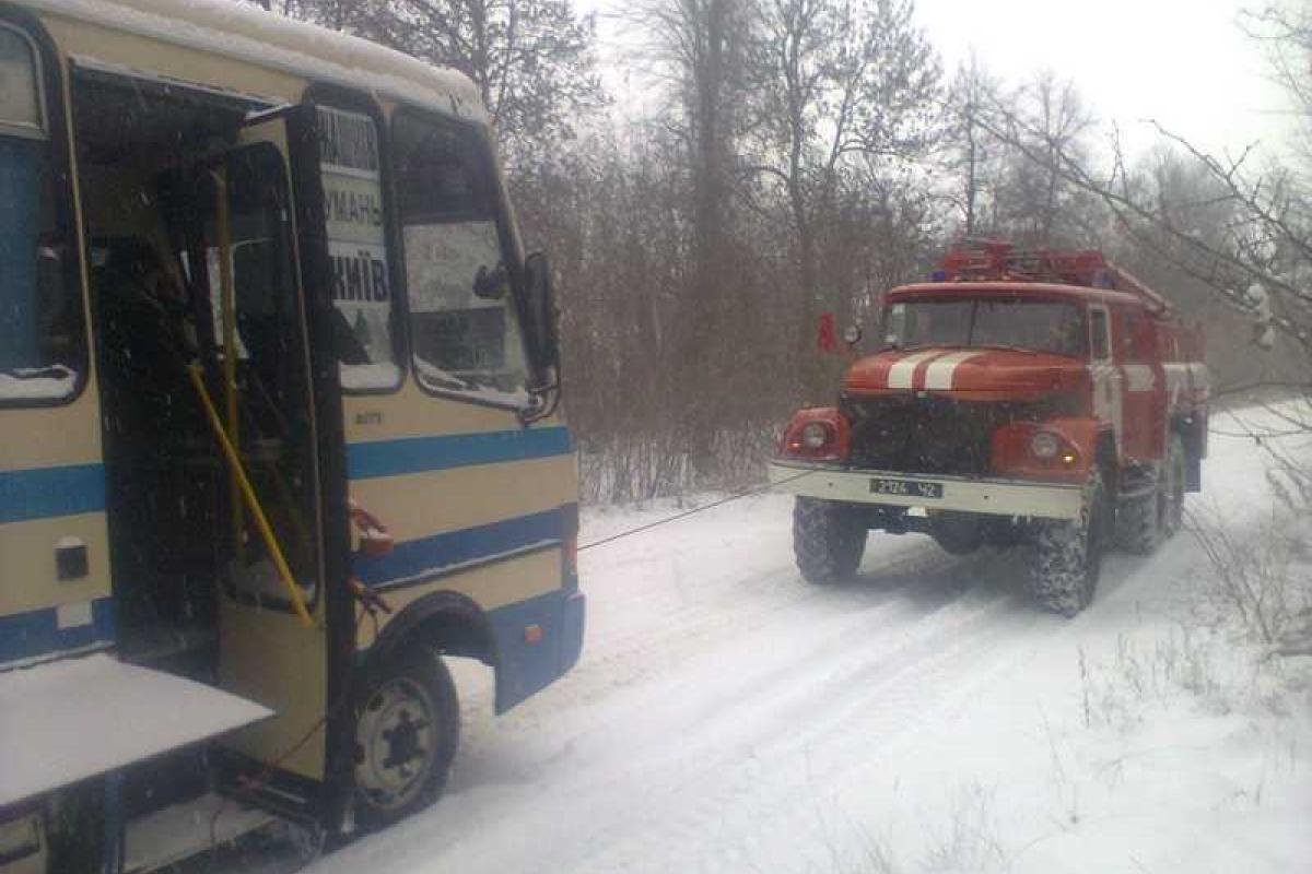 На Винничине пассажирский автобус застрял в снежном заносе На Винничине пассажирский автобус застрял в снежном заносе