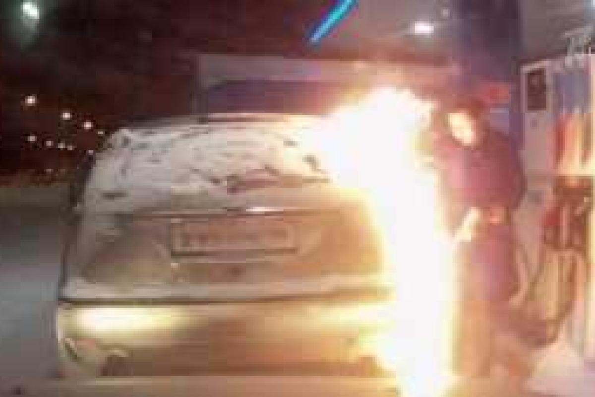 На заправке девушка заглянула в открытый бак с горящей зажигалкой На заправке девушка заглянула в открытый бак с горящей зажигалкой