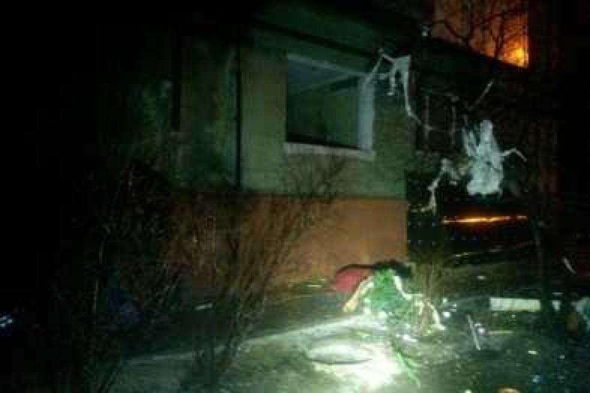 В результате взрыва в центре Мариуполя пострадали пенсионерка и ее маленький внук В результате взрыва в центре Мариуполя пострадали пенсионерка и ее маленький внук