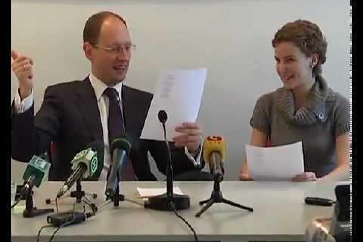 В сеть попало архивное видео, на котором Яценюк поет "Песню про зайцев"