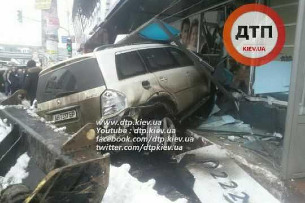 ДТП в Киеве: водитель влетел в стоматологическую клинику. Погибла женщина, много раненых ДТП в Киеве: водитель влетел в стоматологическую клинику. Погибла женщина, много раненых