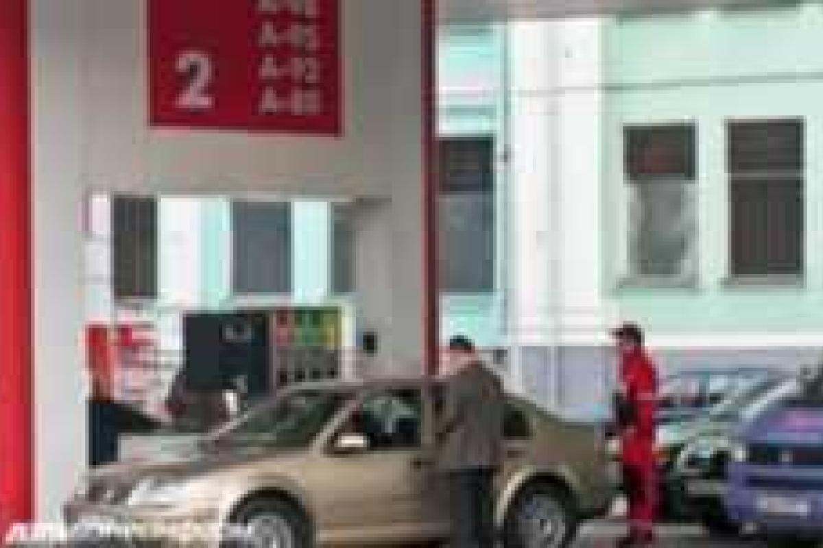 На украинских автозаправках началось снижение цен на бензин