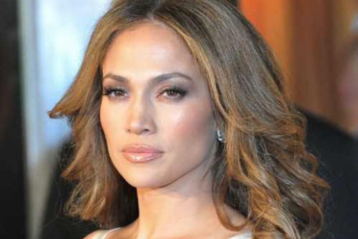 Во время нового шоу у Дженнифер Лопес лопнули штаны