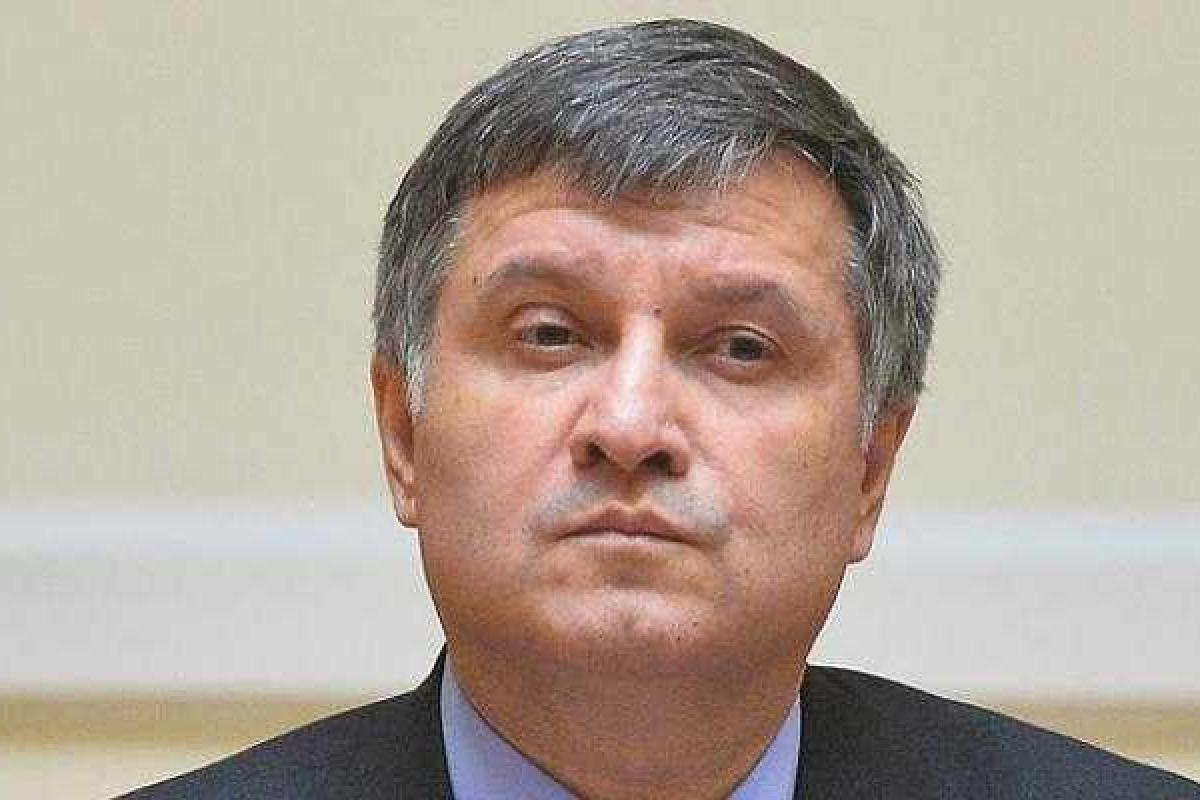 Эксперт рассказал, как Яценюк пытается усидеть в кресле Премьера и сохранить должность министра Авакову