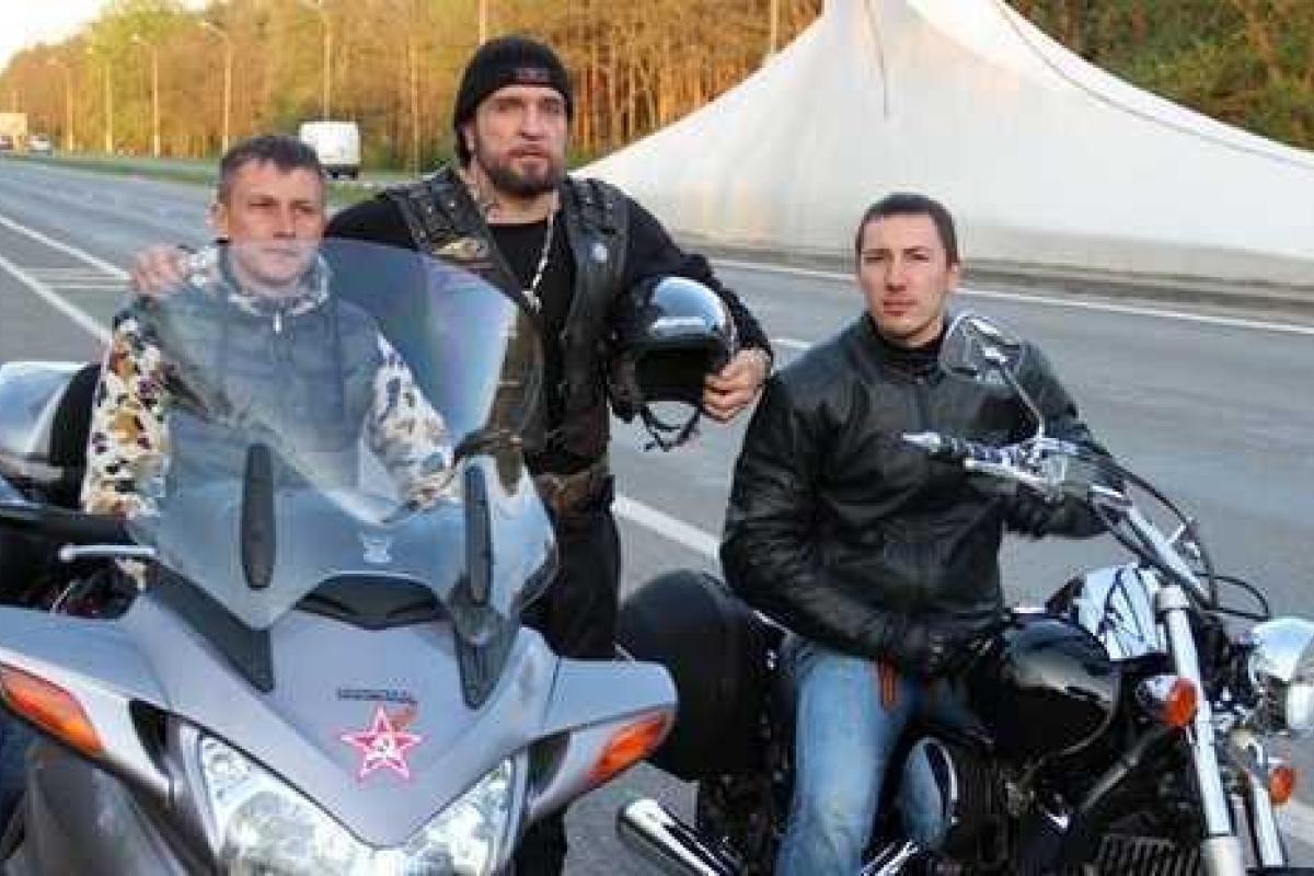 Путинские «Ночные волки» будут разгонять тьму в Крыму наклейками Путинские «Ночные волки» будут разгонять тьму в Крыму наклейками