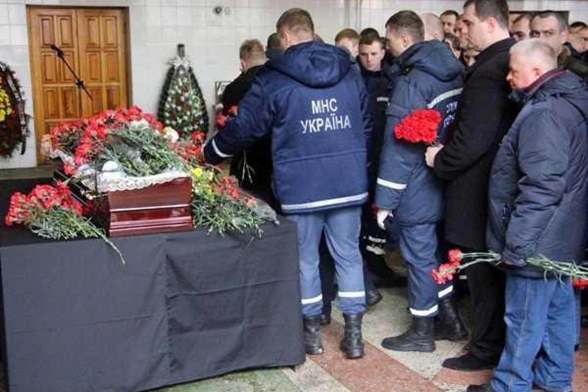 Погибшего на пожаре в Киеве спасателя провели в последний путь Погибшего на пожаре в Киеве спасателя провели в последний путь