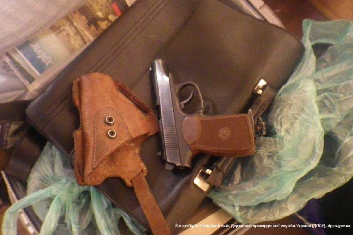 Задержан житель Лисичанска, который с оружием пешком шел в Крым Задержан житель Лисичанска, который с оружием пешком шел в Крым