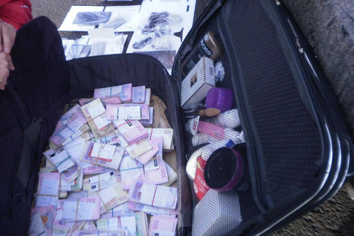 На линии разграничения пограничники обнаружили чемодан с деньгами На линии разграничения пограничники обнаружили чемодан с деньгами