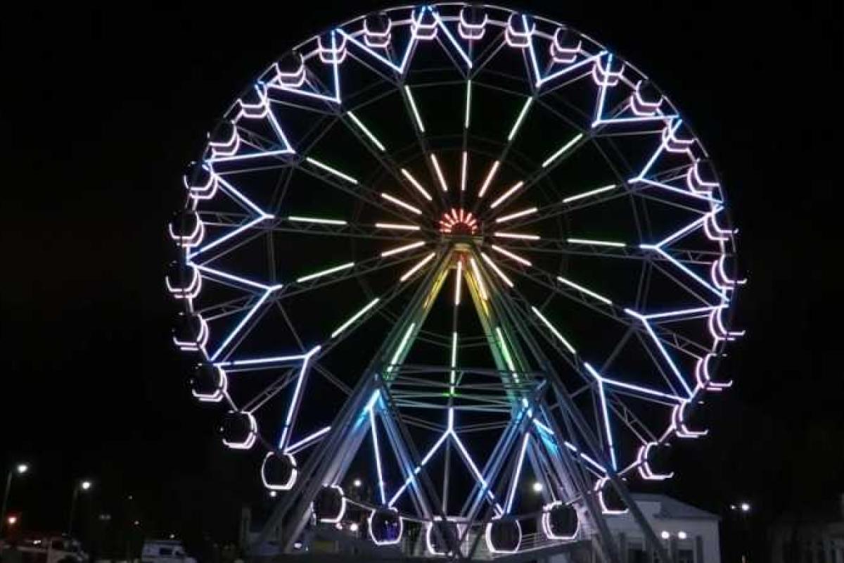 В России остановилось колесо обозрения: люди застряли в кабинках на высоте 50 метров