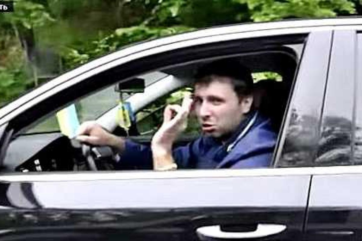 Во Львове за нарушение ПДД остановили нардепа Парасюка Во Львове за нарушение ПДД остановили нардепа Парасюка
