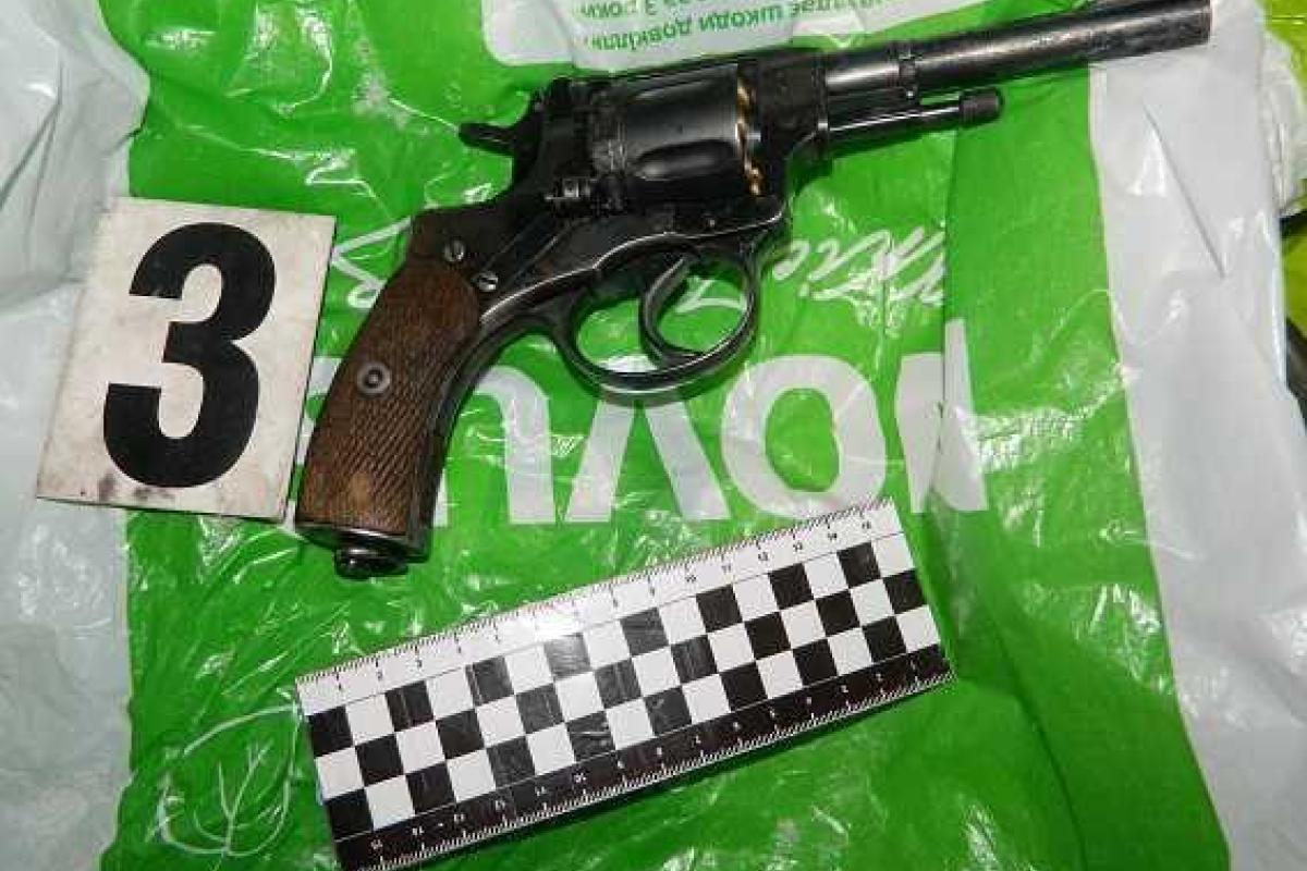 В Киеве полиция задержала мужчину, перевозившего оружие В Киеве полиция задержала мужчину, перевозившего оружие