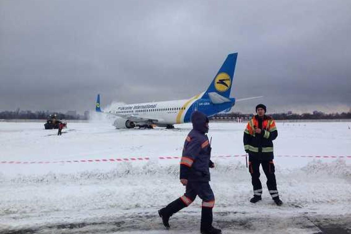 В Киеве совершил аварийную посадку самолет с пассажирами на борту В Киеве совершил аварийную посадку самолет с пассажирами на борту