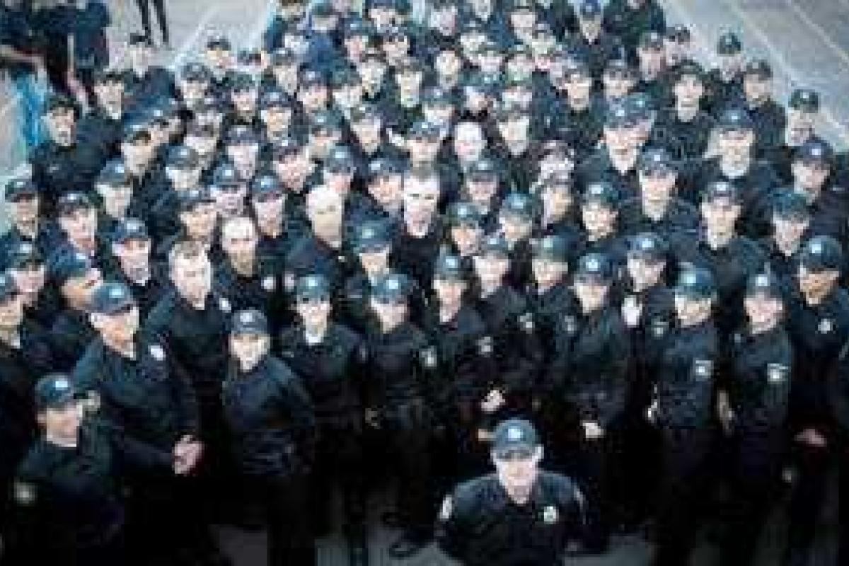 На Донетчине мужчина в камуфляже покусал полицейского На Донетчине мужчина в камуфляже покусал полицейского